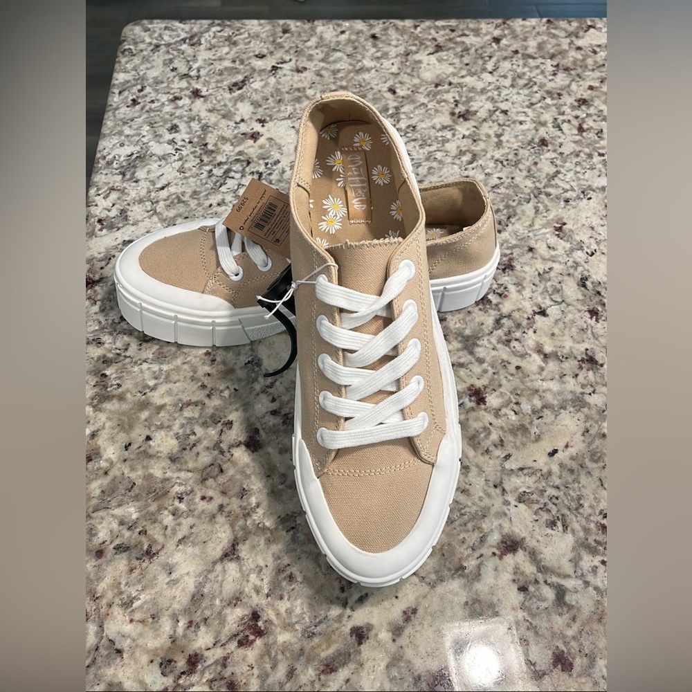 Mad Love Fran Lace Up Green Canvas Sneaker Thick Soles Casual Shoe Women’s SZ 11